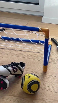 ¡Destrucción de testículos en un partido de fútbol! ¡Casi le revienta el testículo izquierdo! - Dave Moon - Jennifer - Bbusting (ballbusting)