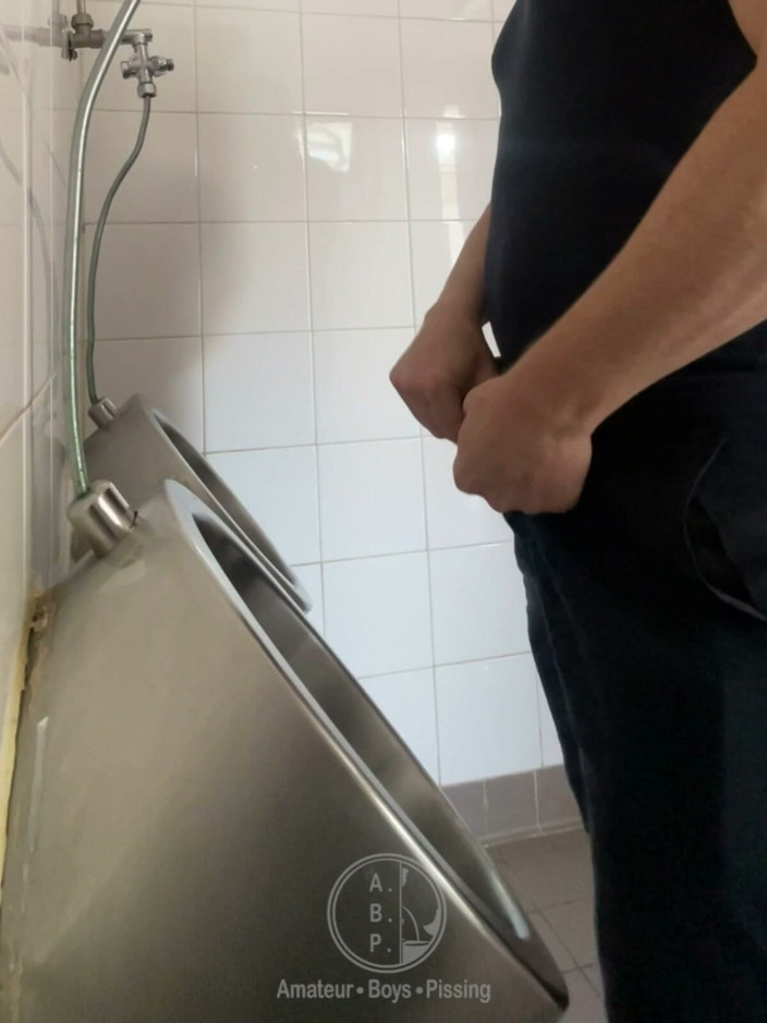 AmateurBoysPissing: Avistamento Em Um Ruivo Em Um Mictório Público