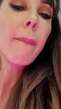 Menina gigante quer comer você