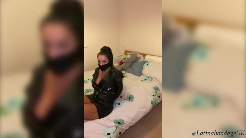 Latina Fetish: Latina v kožených botách a plném koženém oblečení svázaná těsná...