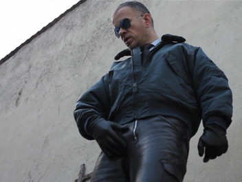 GERMANE_XL: Polisi kulit 53 kencing xl