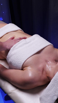 Este massagista pervertido mostrou seu pau e gozou na minha boca (!) Durante minha sessão de massagem! Xsanyany
