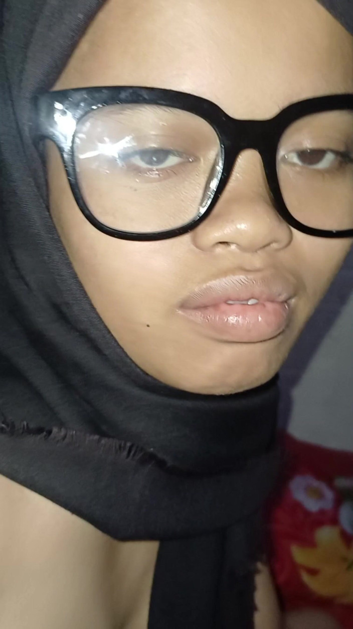 Theresia Nirvana: Vụ bê bối của sinh viên đội khăn trùm đầu làm tình...