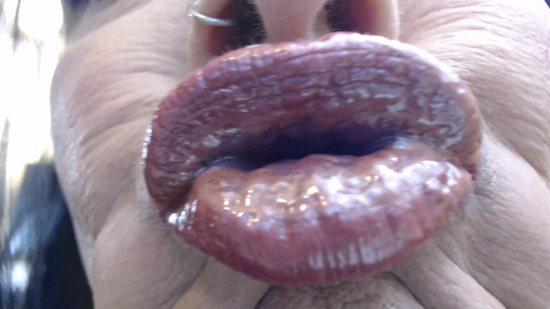 Abby Anna: Wand gold gloss super pucker close up