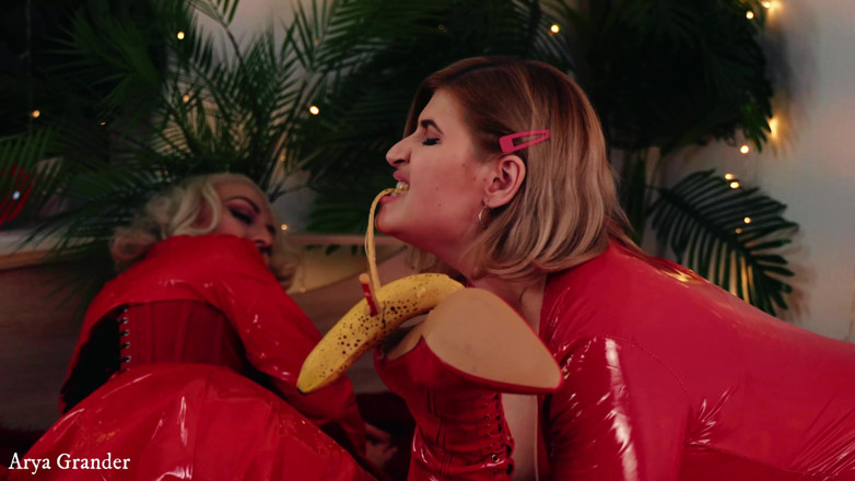 Arya Grander: Banana splosh video lesbické zábavné mačkaní jídla
