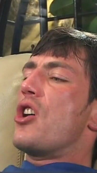 Dvě sexy holky s velkými prsy dávají velké potěšení velkému tvrdému ptákovi