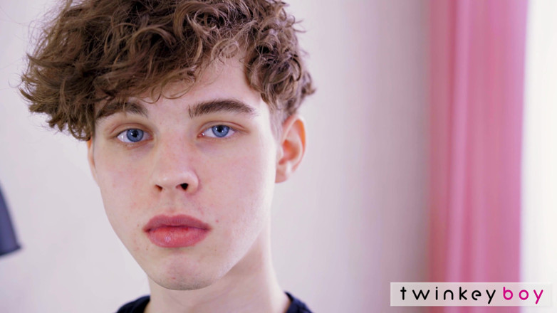 Twinkey Boy Studios: TwinkeyBoy: Cute teen boy Darius szarpiąc się i pokazując ciasną...
