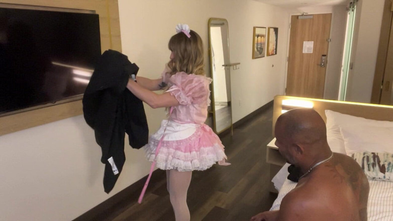 Sasha Star: saasha det nait maastar eje randi ko naukraani men badal...