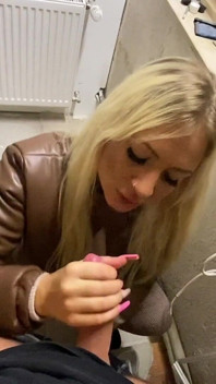 Meșterul de pe șantier primește un blowjob!