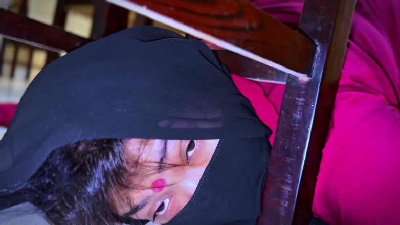 Aria Mia: Big ass curvy egipska gorąca pokojówka utknęła pod krzesłem, a...