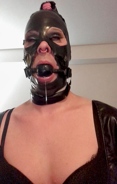 Sabrina Sissy: Sabrina Sissy fetiš latexová maska a dávivý míč