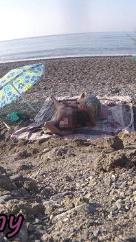 Дружина ексгібіціоністка, аматорська мамка на відкритому повітрі робить мінет і дрочить великий член на нудистському пляжі перед підписником зі спермою