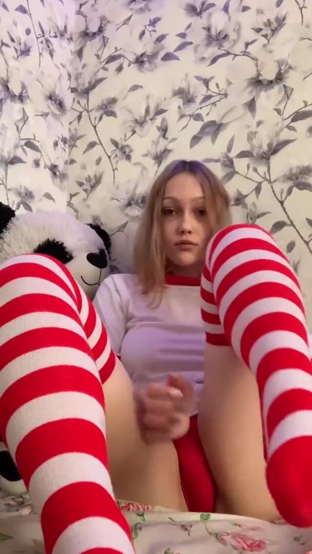 SashaSweet69: Sie spielt mit einem spielzeug in strümpfen