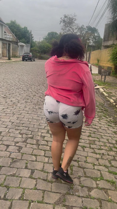 Cutiepiie Chubby: Femeie mare și țâțoasă mergând în timp ce gassy și nu se poate opri...