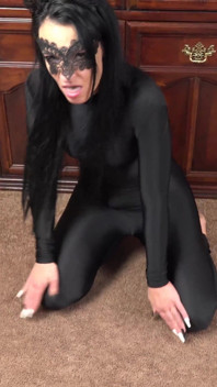 La sexy gatita Karma Blayze se traga un eje