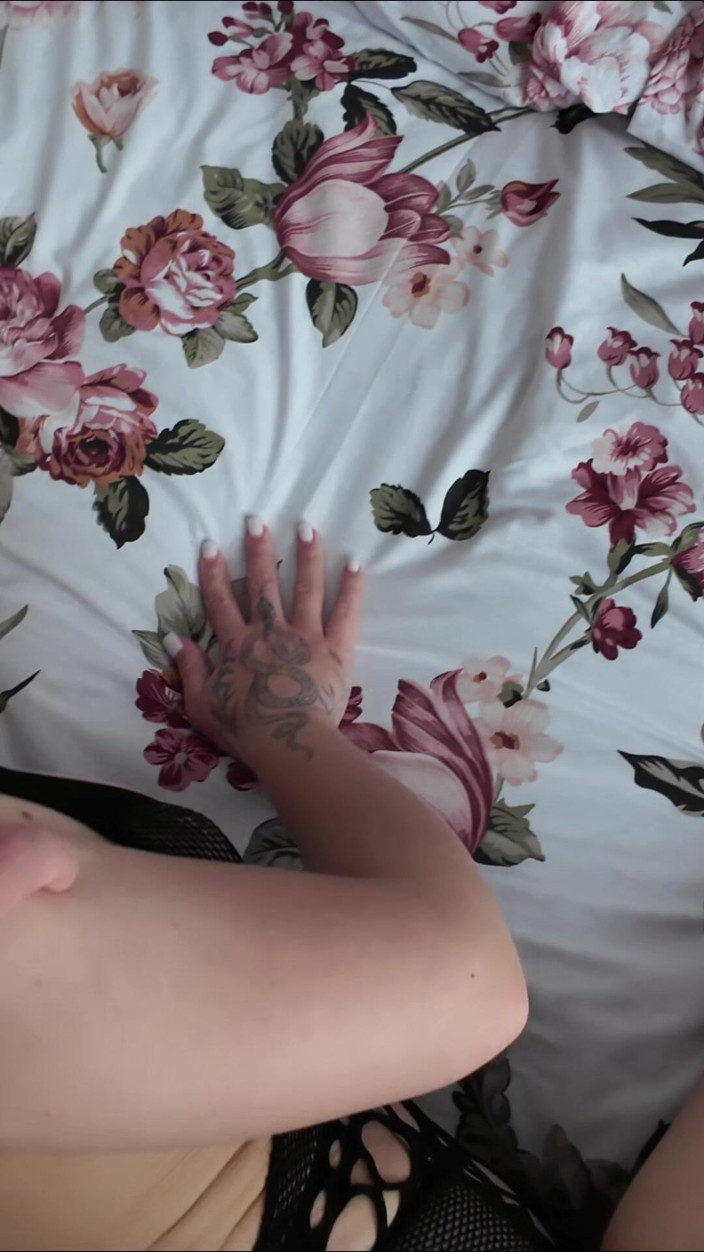 xKeryB: 내 친구의 이복 언니를 따먹어