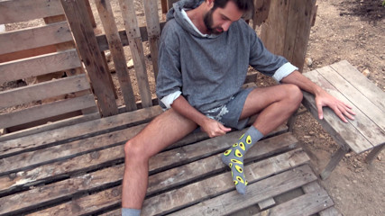 Kuzzi kuzzi socks: AO AR LIVRE, GAROTO BRINCA COM PAU E GOZA ENORME...