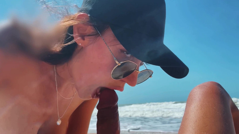 SexTravelers: Я - юная девушка на диком нудистском пляже дрочит, сосет хуй, показывает ноги публично на улице, минет