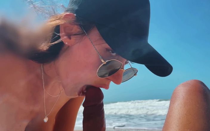 Sex Travelers: 私-野生のヌーディストビーチで十代の女の子がジャークオフ、ディックを吸い、屋外で足を見せ、フェラチオ