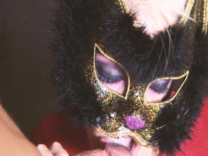 DARVASEX: Naughty Kittens Scéna 1 prsatá blondýnka s kočičí maskou, šukání a sání...