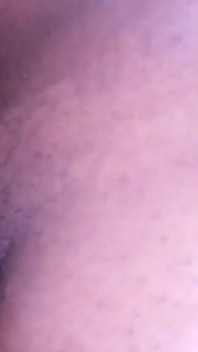 Миниатюрная пуэрториканка с большой попкой принимает первый большой черный хуй в любительском видео