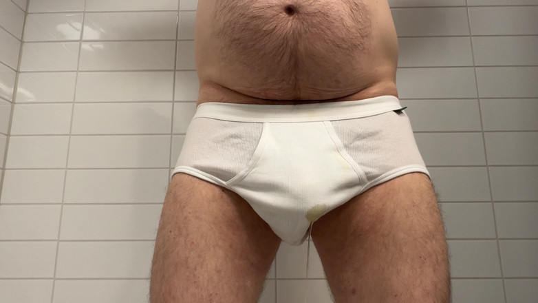 Beardedcummer: Papá meando sus nuevos calzones blancos