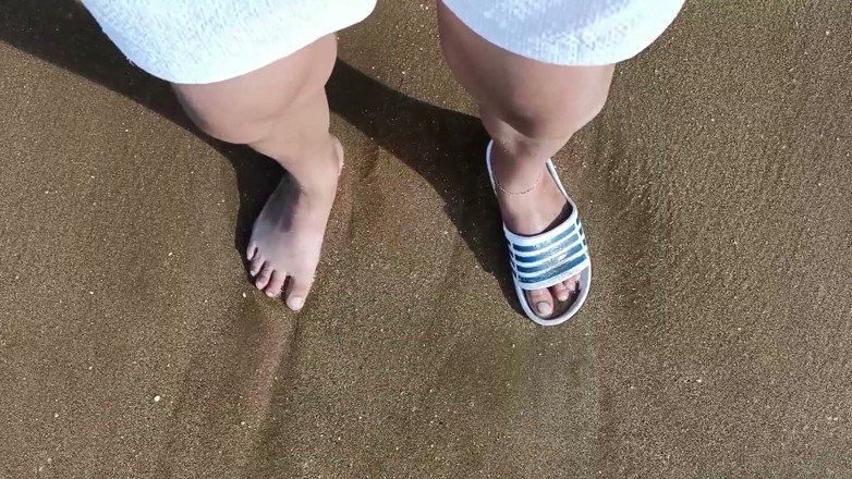 Idmir Sugary: Füße und das Meer extra Zeitlupe - ein Fuß barfuß und...