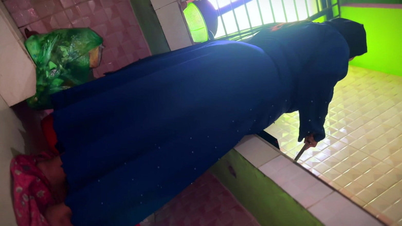 Your Boy's Cum: Hintli ateşli evli kadın kocası için yemek yaparken mutfakta sikiliyor...