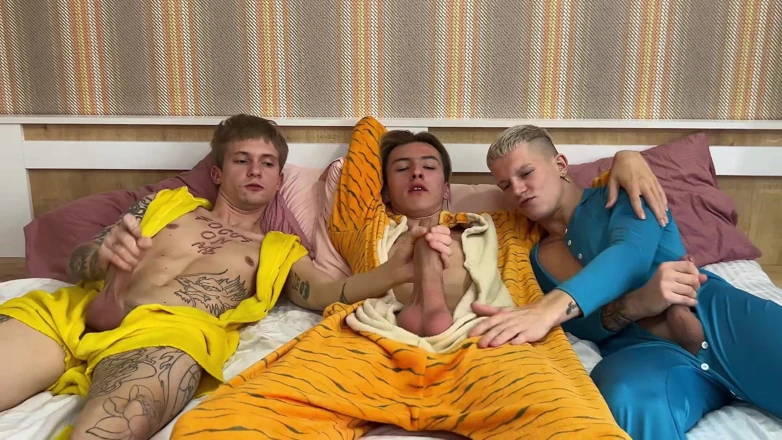 Ethan Lestray: 三个twwink的游戏变成了一个多汁的操逼，让一个紧致的twwink的菊花在一个圆圈里