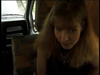 Lucky Cooch: Hnědovlasé děvky sdílející ptáka v dodávce