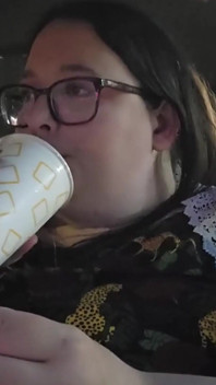Enchendo minha barriga no estacionamento de fast food