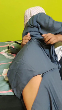 Une femme infidèle en hijab se fait baiser la chatte par son demi-frère la nuit