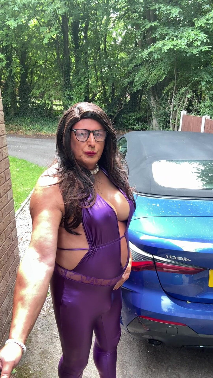 Kelly CD 2022: Sexy Crossdresser Kellycd2022 en catsuit de pvc púrpura y tacones