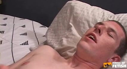 Gay Diaries: Tio cachondo es bombeado por su amigo en la cama
