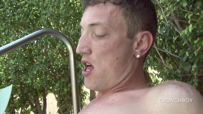 Hot recent bareback entertainement: Un tipo sexy scopata cruda in piscina