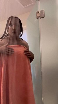 Nena negra Danae tomando una ducha y quitándose la máscara