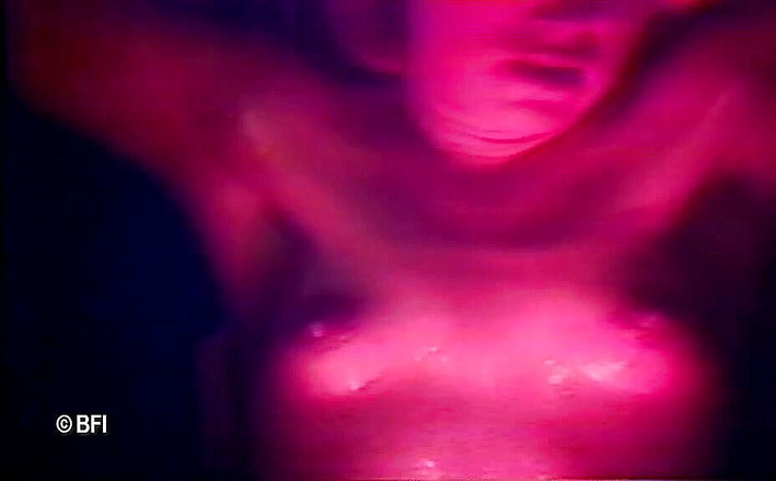 Slave Seks: सिंडी अपने निपल्स पर शिकंजा कसती है और रस्सियों से बंधी होती है।