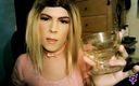 Jessica Bloom: Sissy-schlampe jessica bloom schluckt ihre eigene pisse!