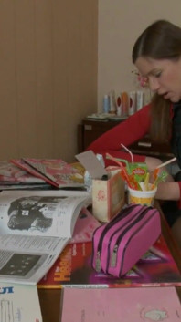 Nadržený chlap šuká teenagerku s malými kozami