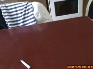 Dutch Fantasies: Rubia mamá es follada en su boca por un chico...