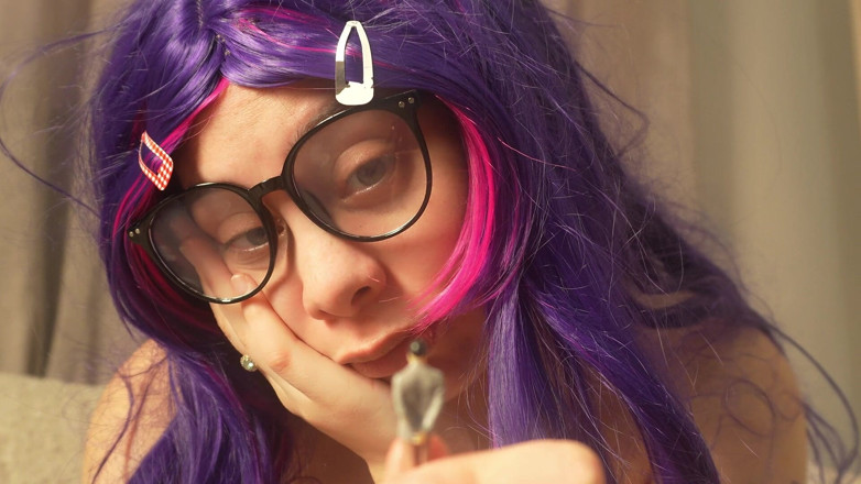 AmayaMori: Obrovská holka nemůže přestat kýchat Drobný manžel se snaží pomoci