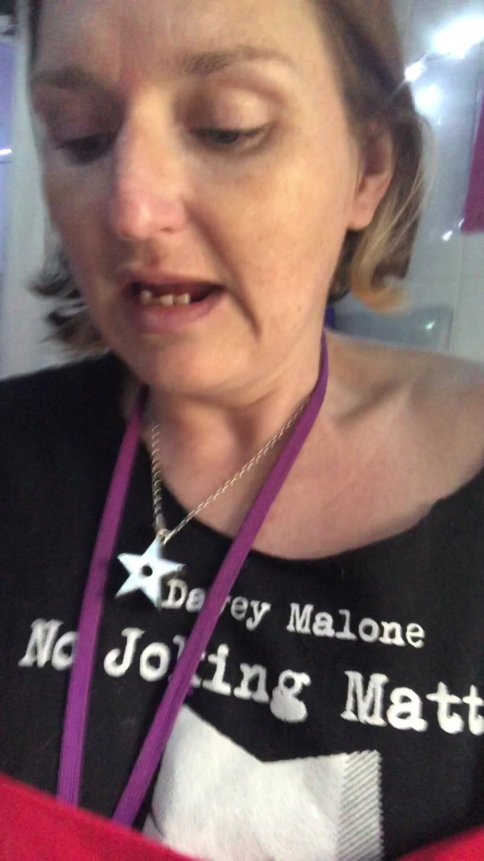 Pissing Paradise: Đi tiểu xuống đôi chân trần của tôi