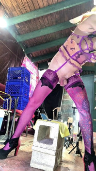 Transsexuală sexy în lenjerie Violet care își introduce sticla în cur