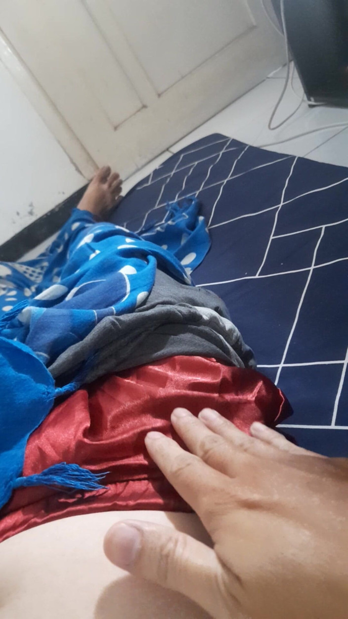 Naomisinka: Indossa una mini gonna di raso dentro pantaloncini