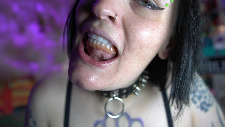 GothBunny6669: Goth seksi bermain dengan gigi palsu mereka