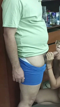 Sono tornato dalla palestra e il mio fratellastro mi sorprende da dietro con il suo pene duro come una roccia