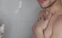 Seb Fox: Seb Fox toma sensual y divertida ducha jabonosa