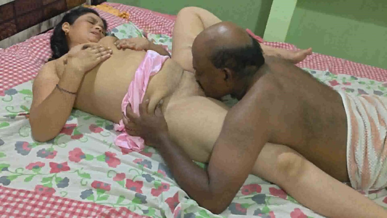 Sexy sindu: Soție desi infidelă în rochie roșie și albă