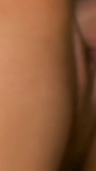 Doğal küçük memeli mükemmel götlü esmer orta yaşlı seksi kadın kanepede sikiliyor