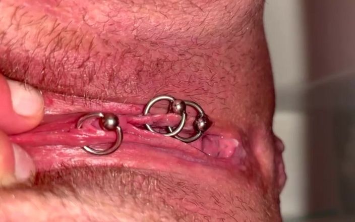 Aqua Pola: Memek berbuluku pertama kali kencing dan itil dan lubang pantatku...